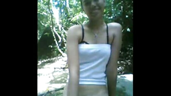 പെട്ര മൂന്ന് മണിക്കൂറിലേറെയായി മോട്ടോർവേയിലൂടെ ഡ്രൈവ് ചെയ്യുന്നു, അവൾ മൂത്രമൊഴിക്കാൻ മരിക്കുന്നു. അങ്ങനെ അവൾ ഒരു പെട്രോൾ സ്റ്റേഷനിൽ നിർത്തി, ടോയ്‌ലറ്റിൽ ഭിത്തിയിൽ ഒരു ദ്വാരം അവൾ ശ്രദ്ധിക്കുന്നു. ആദ്യം അവൾ ശ്രദ്ധിച്ചില്ല...