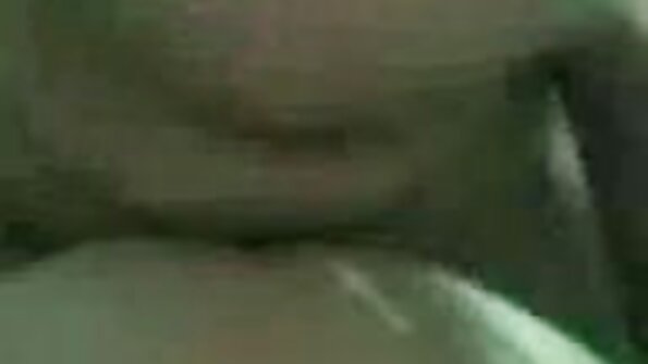 സതേൺ കാളി തന്റെ പാന്റ് വലിച്ചുതാഴ്ത്തി, കോഴി പുറത്തേയ്‌ക്ക് വലിച്ചിട്ട് അവനെ മുലകുടിക്കുന്ന ജോലിക്ക് പോകുന്നത് കാണുക. ഈ പെൺകുട്ടിക്ക് അവളുടെ മുഖം ചുളിക്കാൻ ഇഷ്ടമാണ്.