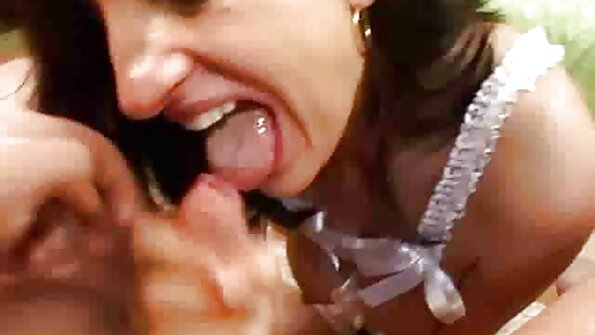 എറോട്ടിക്ക-ആർക്കൈവ്‌സ്: സോണിയ അവളുടെ കാലുകൾ വിടർത്തി അവളുടെ പൂറ്റിൽ മൃദുവായി സ്പർശിക്കുന്നു