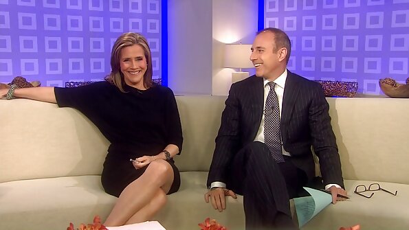 ചൂടുള്ള സുന്ദരിയായ കൗമാരക്കാരൻ മിസൈൽ വേഗതയുള്ള ആകർഷണീയമായ ഹാൻഡ്ജോബ് നൽകുന്നു!