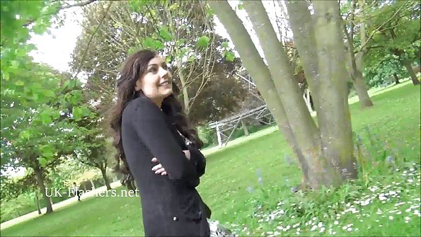 ലോറ ക്രോഫ്റ്റ് ഒരു യഥാർത്ഥ വിക്‌സൻ ആണ്, എന്നാൽ അവളുടെ ഏറ്റവും അപകടകരമായ ഭാഗം അവളുടെ പഫി പിങ്ക് ടാക്കോ ആണ്, അത് ഒരു കുമിഞ്ഞ ഒട്ടകത്തെ രൂപപ്പെടുത്തുന്നു. ഷൂട്ട് തുടങ്ങിയപ്പോഴേക്കും തേൻ നനഞ്ഞിരുന്നു, അവൾ വലിച്ചു...