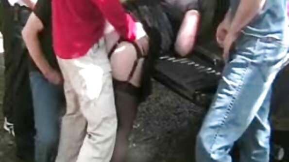 അമച്വർ ടാറ്റൂ ചെയ്ത പെൺകുട്ടി ക്യാമറയ്ക്ക് മുന്നിൽ സ്വയംഭോഗം ചെയ്യുന്നു