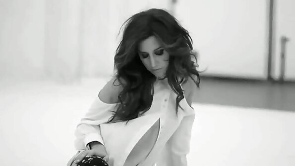 രണ്ട് കൗമാരക്കാർ വീട്ടിൽ ലെസ്ബിയൻ സെക്‌സിൽ ഏർപ്പെടുന്നു