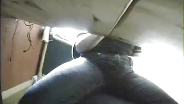 മെലിസ ക്ലാർക്ക് തന്റെ ബിക്കിനിയിൽ നിന്ന് ഊരിയെടുക്കുന്നു