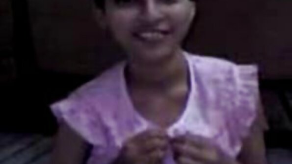 നീലക്കല്ലുകൾ അവളുടെ കൂറ്റൻ പ്രകൃതിദത്ത ജഗ്ഗുകൾ തുറന്നുകാട്ടുന്നു