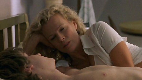 ജിജി സ്‌പൈസ് അവളുടെ ഇറുകിയ കൗമാര പൂറിന്റെ ഉള്ളിൽ ഒതുങ്ങുന്നത് ശരിക്കും ഇഷ്ടപ്പെടുന്നു