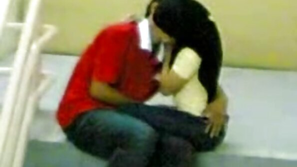 ഡിവൈൻ വൺസ്: ടെയ്‌ലർ വിക്‌സെൻ അവളുടെ ക്ലിറ്റിനെ ഉത്തേജിപ്പിക്കുന്നു