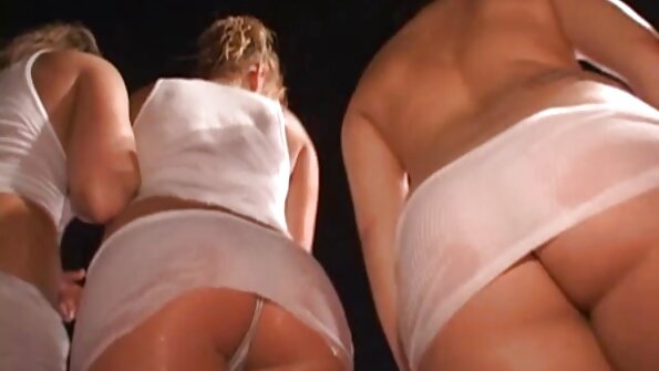 തന്റെ സ്വാഭാവിക ജി കപ്പുകളുമായി കളിക്കുന്ന മധുര കൗമാരം