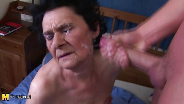 ടീൻഡ്രീംസിലെ വെറോണിക്ക സൈമൺ - സ്വയം വിരൽചൂണ്ടുന്ന ചെറുപ്പമായി കാണപ്പെടുന്ന കൗമാരക്കാരി