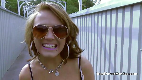 ബർഗണ്ടി അടിവസ്ത്രത്തിൽ ലോറൻ വുഡ്